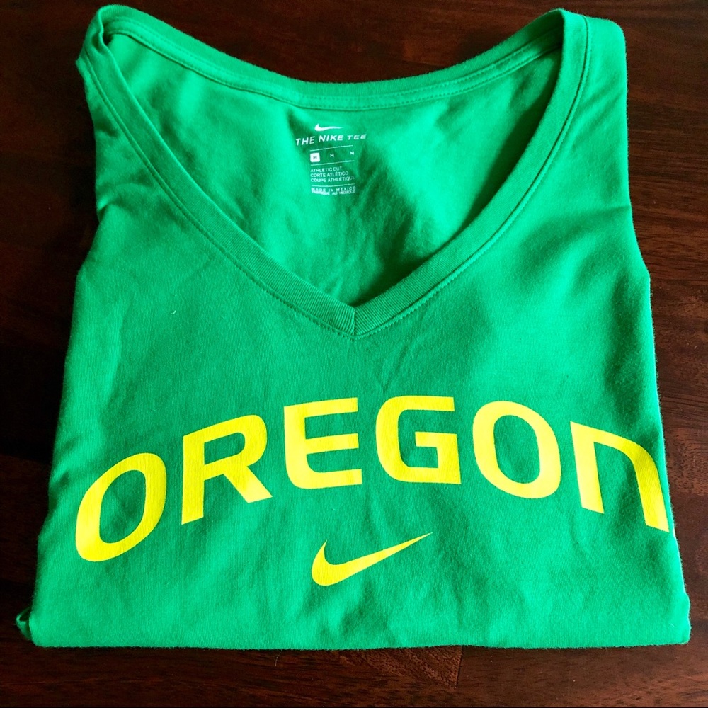 NIKE U of O V Neck Tee-NWT 💚💛